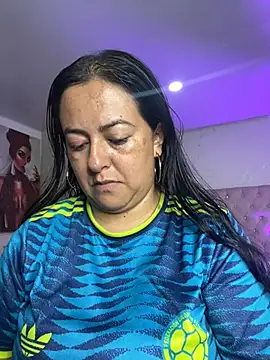 Snapshot of evelyn_harpeery chatting on July 3, 10:32 am evelyn harpeery online show from July 3, 10:32 am