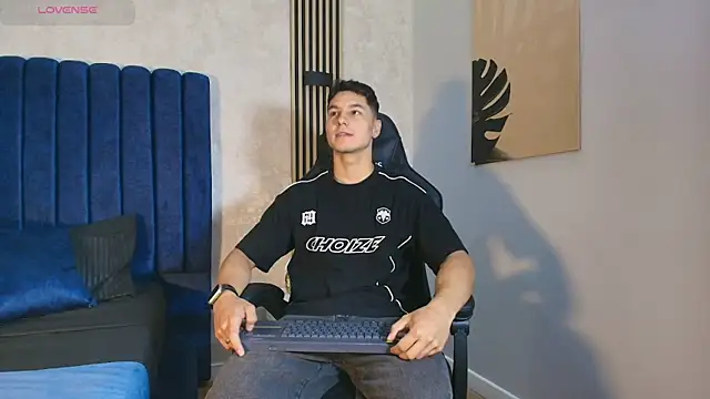 Noah Clarkk online show from May 12, 5:43 pm