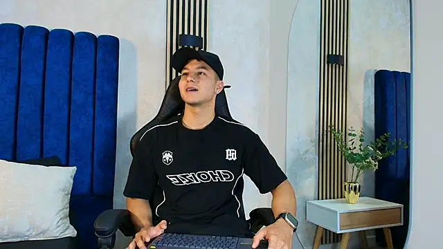 Noah Clarkk online show from May 17, 6:15 pm