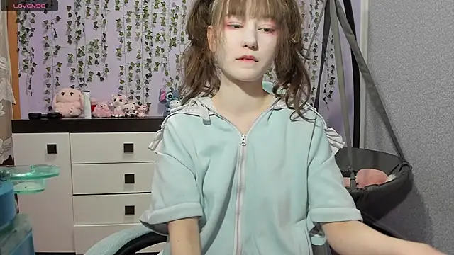 Yoonhee ki online show from May 10, 8:25 pm