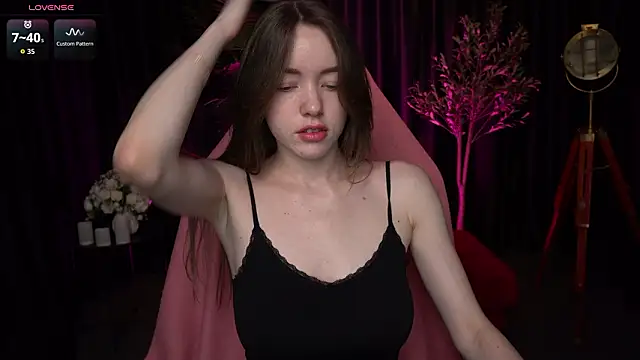 Snapshot of Velouraa chatting on March 21, 10:57 pm Velouraa online show from March 21, 10:57 pm