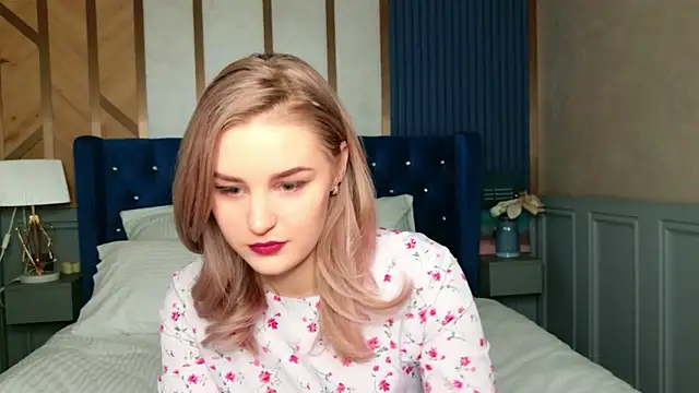 Snapshot of Molly_Voss chatting on January 18, 5:44 am Molly Voss online show from January 18, 5:44 am