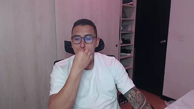 Snapshot of DanteVesper chatting on April 2, 1:25 am DanteVesper online show from April 2, 1:25 am