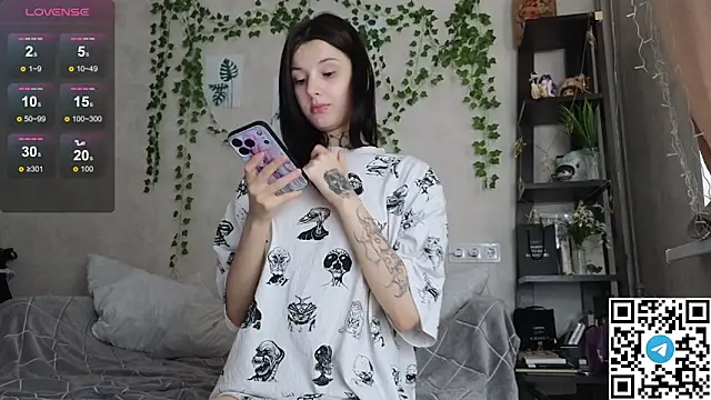 Snapshot of LeonaHinnes chatting on April 17, 11:02 am LeonaHinnes online show from April 17, 11:02 am
