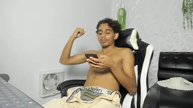 Snapshot of danny_hot23_ chatting on April 6, 2:53 am danny hot23 online show from April 6, 2:53 am