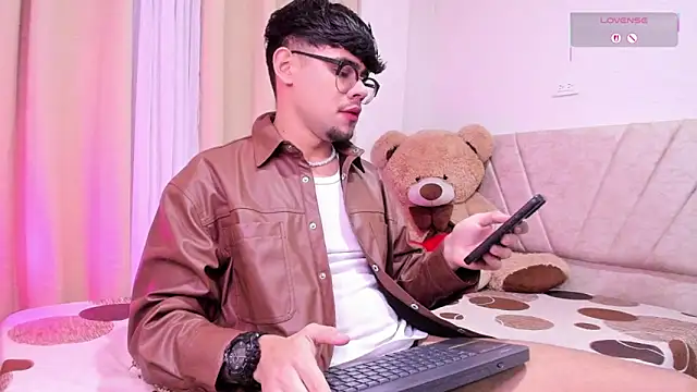 Snapshot of isaac_saenzs chatting on February 5, 12:43 pm isaac saenzs online show from February 5, 12:43 pm