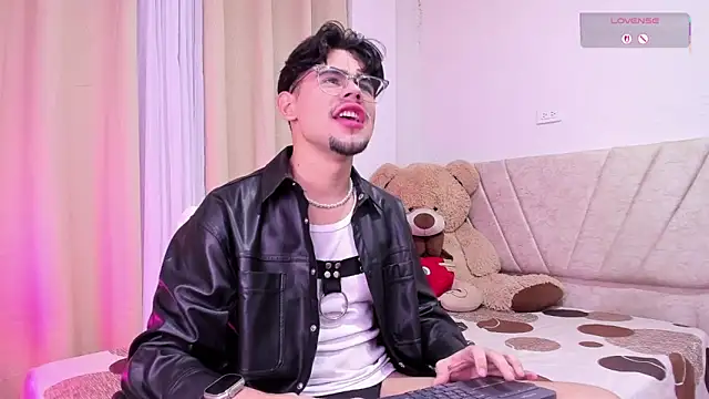 Snapshot of isaac_saenzs chatting on February 8, 12:41 pm isaac saenzs online show from February 8, 12:41 pm