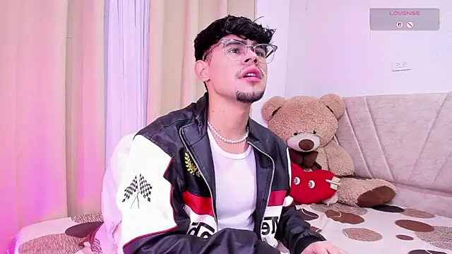 Snapshot of isaac_saenzs chatting on February 9, 12:42 pm isaac saenzs online show from February 9, 12:42 pm