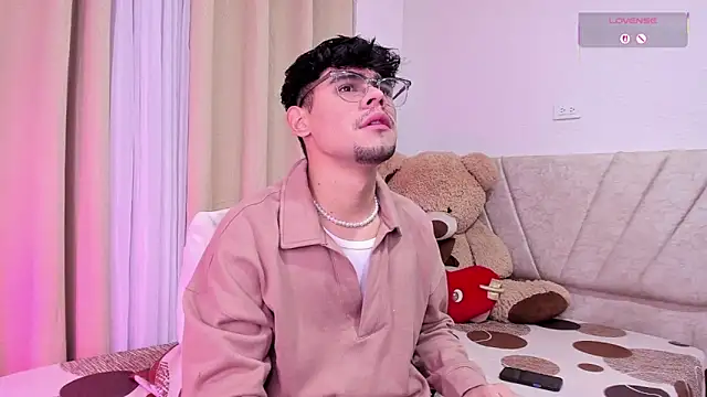 Snapshot of isaac_saenzs chatting on February 13, 1:51 pm isaac saenzs online show from February 13, 1:51 pm