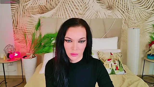 Snapshot of JulieHill chatting on February 1, 7:18 am JulieHill online show from February 1, 7:18 am