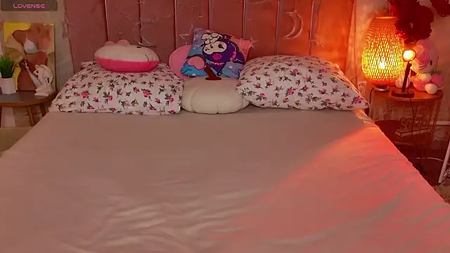 Snapshot of JulieHill chatting on February 13, 5:42 pm JulieHill online show from February 13, 5:42 pm