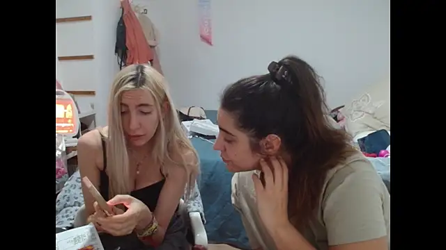 Snapshot of BarbieBlondieGirl chatting on January 11, 11:32 pm BarbieBlondieGirl online show from January 11, 11:32 pm