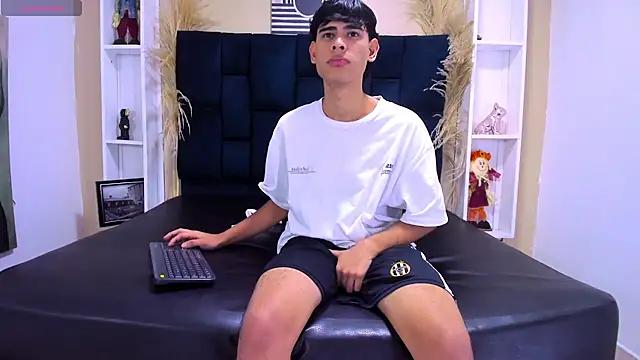 KevinBrooks  online show from February 3, 11:43 pm