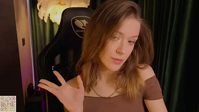 Snapshot of emmasday chatting on February 3, 9:58 am emmasday online show from February 3, 9:58 am