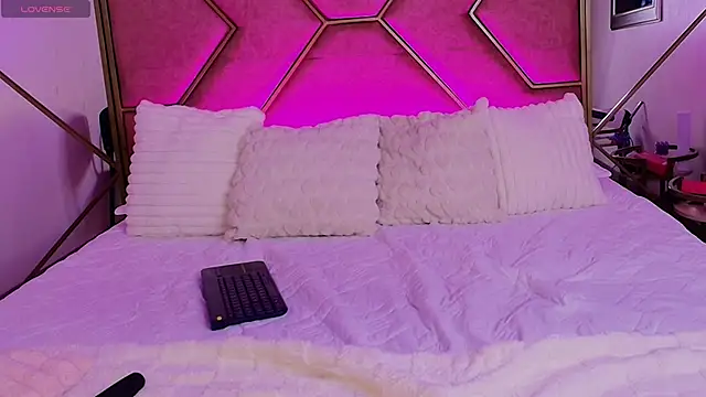 Snapshot of kitty_whitte chatting on March 17, 6:44 pm kitty whitte online show from March 17, 6:44 pm