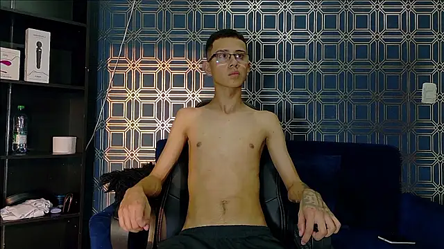 Snapshot of asher_lux chatting on February 9, 7:40 pm asher lux online show from February 9, 7:40 pm