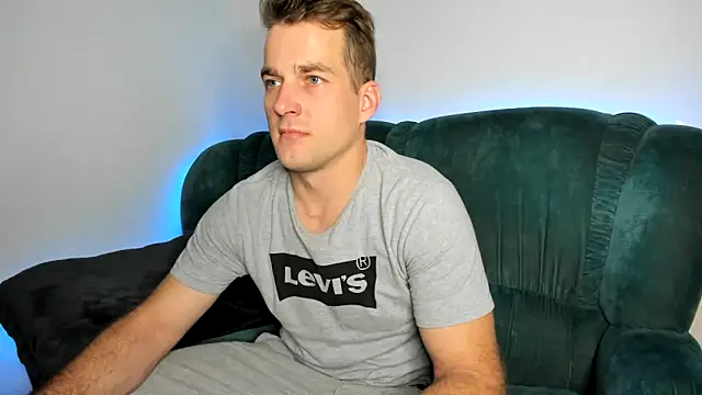 Snapshot of OskarGradient chatting on February 13, 9:22 pm OskarGradient online show from February 13, 9:22 pm