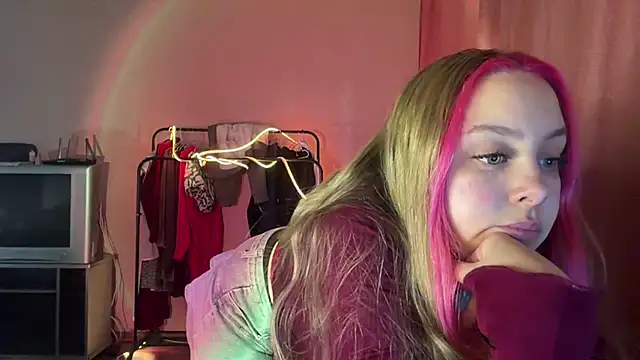 ZoraDearmon online show from February 5, 9:30 pm