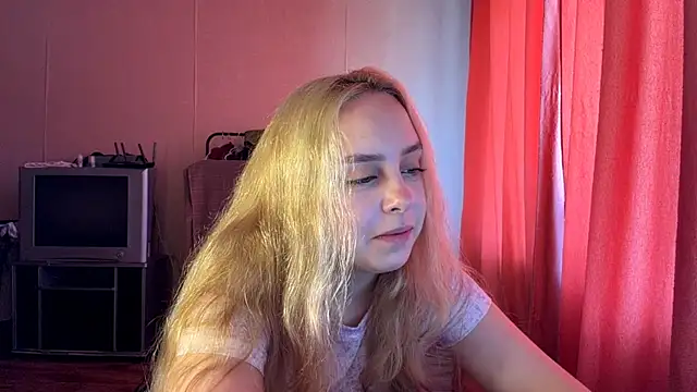 Snapshot of ZoraDearmon chatting on August 3, 9:04 am ZoraDearmon online show from August 3, 9:04 am