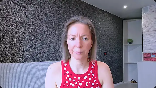 Amanda Luxe online show from May 8, 3:01 am