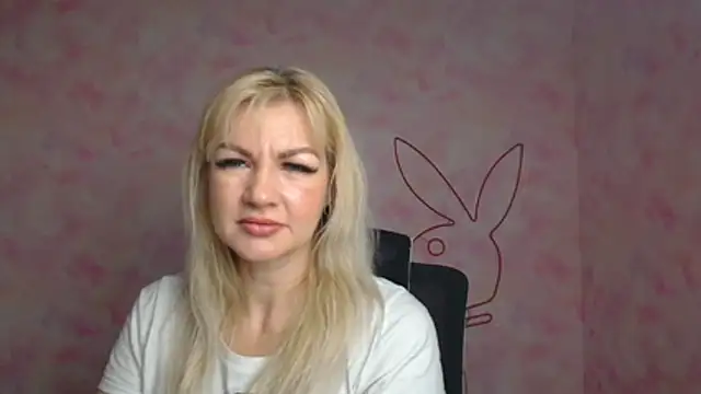 Snapshot of Madonna_Fire chatting on April 4, 6:00 am Madonna Fire online show from April 4, 6:00 am