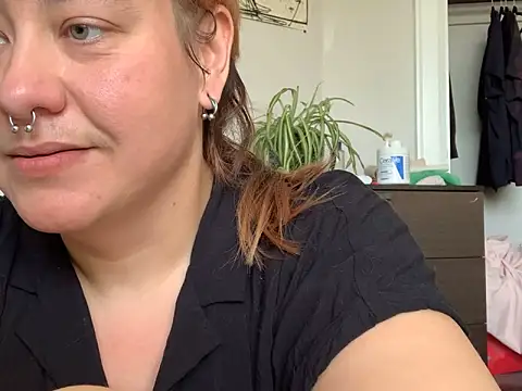 Snapshot of NymphoBuzi chatting on February 4, 8:25 pm NymphoBuzi online show from February 4, 8:25 pm