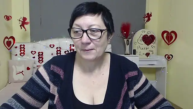 EmilyL0ve online show from February 1, 6:23 am