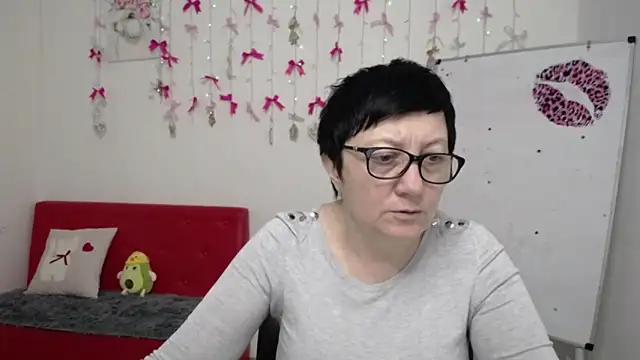 EmilyL0ve online show from April 23, 5:15 pm