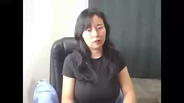 Snapshot of LolaOpalX chatting on January 6, 1:53 am LolaOpalX online show from January 6, 1:53 am