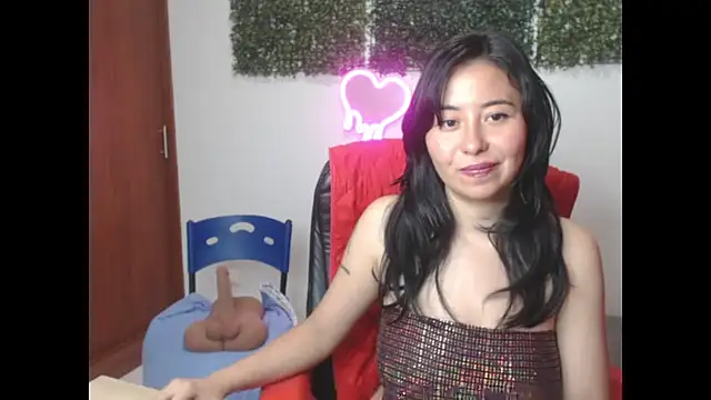 Snapshot of LolaOpalX chatting on January 17, 12:04 am LolaOpalX online show from January 17, 12:04 am