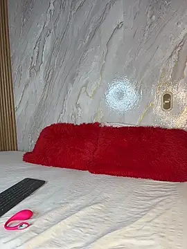 Snapshot of LolaHoneyy chatting on February 3, 2:11 pm LolaHoneyy online show from February 3, 2:11 pm