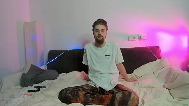 Snapshot of Lev_Miller chatting on February 10, 3:32 am Lev Miller online show from February 10, 3:32 am