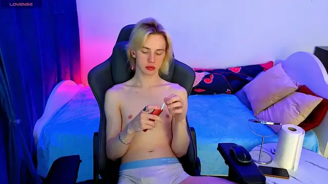 lucidangelok1 online show from April 29, 7:34 am