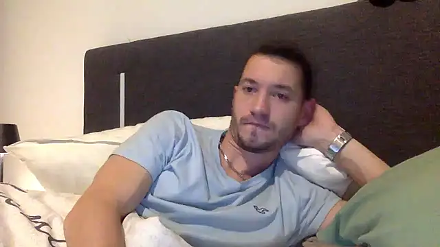 Snapshot of batschi0512 chatting on January 13, 3:45 am batschi0512 online show from January 13, 3:45 am