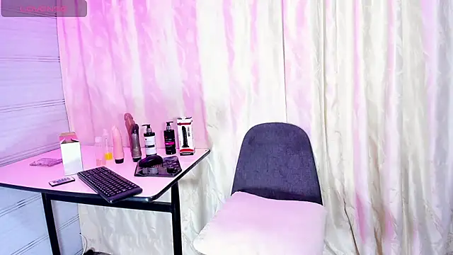 Snapshot of Sue_blue chatting on January 13, 2:28 am Sue blue online show from January 13, 2:28 am