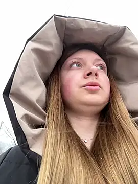 Snapshot of BlondeHott chatting on January 15, 7:24 am BlondeHott online show from January 15, 7:24 am