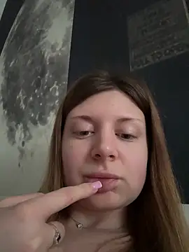 Snapshot of BlondeHott chatting on February 3, 6:11 am BlondeHott online show from February 3, 6:11 am