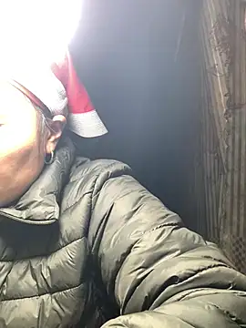 Snapshot of hinicky-0 chatting on January 17, 2:27 am hinicky-0 online show from January 17, 2:27 am