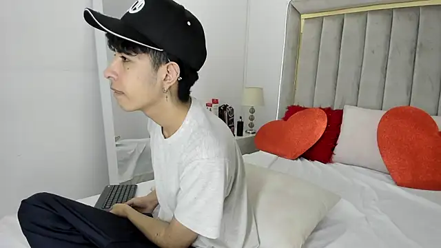 julian xx online show from February 7, 7:39 pm