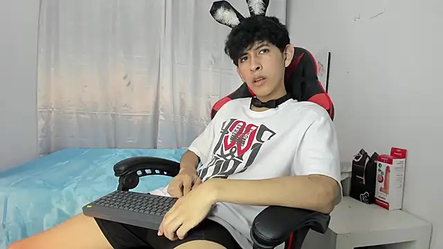 julian xx online show from May 2, 7:30 pm