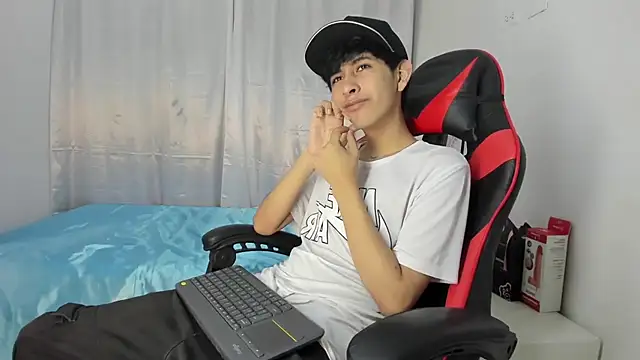 julian xx online show from May 4, 7:21 pm