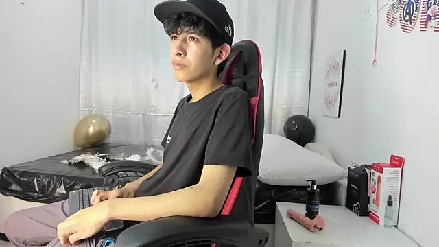 julian xx online show from May 14, 6:26 pm