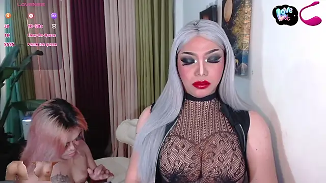 Snapshot of QueensOfcum chatting on March 27, 1:44 am QueensOfcum online show from March 27, 1:44 am