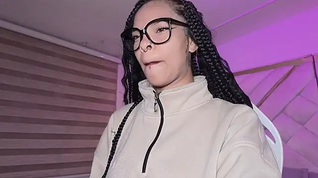 mia gatesvg online show from February 22, 3:18 am