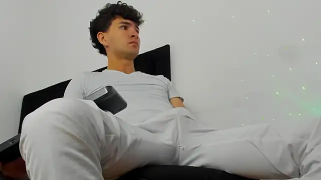 Snapshot of camilo_model chatting on February 25, 11:53 am camilo model online show from February 25, 11:53 am