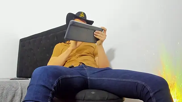 Snapshot of camilo_model chatting on February 26, 1:37 am camilo model online show from February 26, 1:37 am