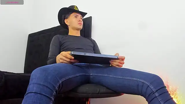 Snapshot of camilo_model chatting on March 1, 2:57 am camilo model online show from March 1, 2:57 am