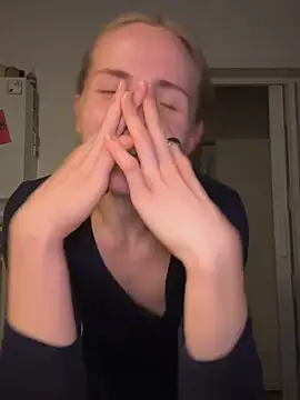 Snapshot of Sunny_Eve chatting on April 4, 8:39 pm Sunny Eve online show from April 4, 8:39 pm