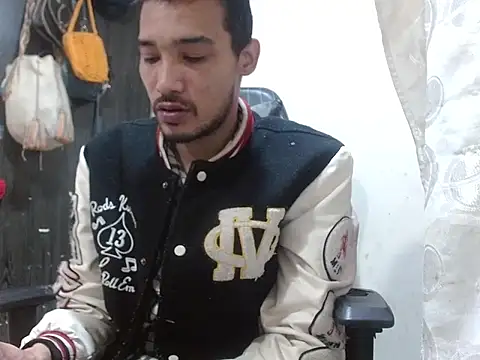 Snapshot of Calientes96 chatting on February 8, 4:05 am Calientes96 online show from February 8, 4:05 am