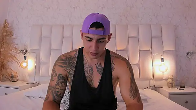 Snapshot of MassimoCo_ chatting on February 27, 11:16 pm MassimoCo online show from February 27, 11:16 pm